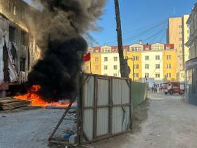 На стройке школы №1 в Якутске вспыхнул пожар