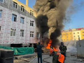 На стройке школы №1 в Якутске вспыхнул пожар