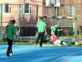 Сотрудники СУ СК России по Республике Саха (Якутия)  провели товарищеский матч по футболу с воспитанниками подшефной школы