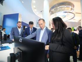 Глава Якутии ознакомился с разработками местных компаний на форуме «Цифровой алмаз»