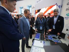 Глава Якутии ознакомился с разработками местных компаний на форуме «Цифровой алмаз»