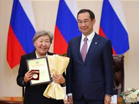 Айсен Николаев наградил выдающихся ученых Якутии