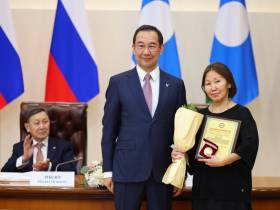 Айсен Николаев наградил выдающихся ученых Якутии