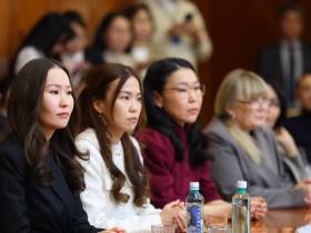 Айсен Николаев наградил выдающихся ученых Якутии