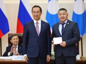 Айсен Николаев наградил выдающихся ученых Якутии