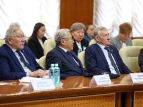 Айсен Николаев наградил выдающихся ученых Якутии