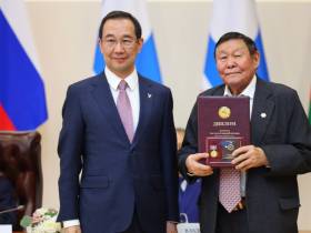 Айсен Николаев наградил выдающихся ученых Якутии