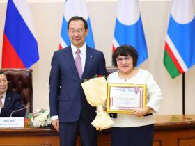 Айсен Николаев наградил выдающихся ученых Якутии