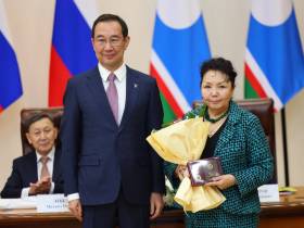 Айсен Николаев наградил выдающихся ученых Якутии