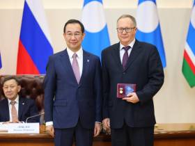 Айсен Николаев наградил выдающихся ученых Якутии