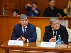 Айсен Николаев наградил выдающихся ученых Якутии