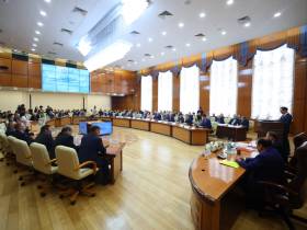 Айсен Николаев наградил выдающихся ученых Якутии