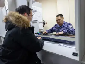 Глава Якутии передал участникам СВО гладкоствольное ружьё