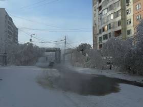Огромная лужа образовалась в Якутске после прорыва трубы
