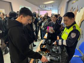 В Якутске полицейские провели профориентационное мероприятие для молодежи