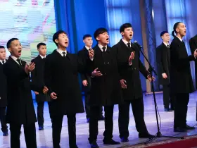 Глава Якутии Айсен Николаев наградил якутян за развитие родных языков