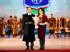 Глава Якутии Айсен Николаев наградил якутян за развитие родных языков