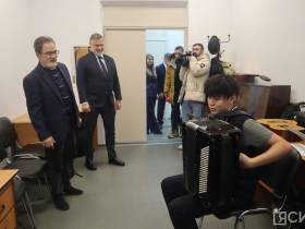 Кирилл Бычков посетил детскую школу искусств в Алдане