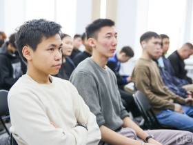 В Якутске началось обучение волонтеров к 80-летию Победы в Великой Отечественной войне