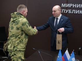 Бойцы, идя в атаку создают послевоенный мир