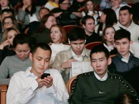 На отчете глав района и Мирного поступило около тридцати вопросов