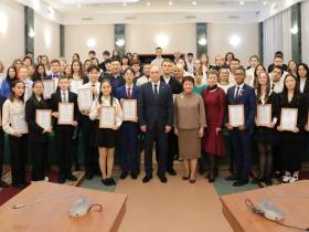 Лучшие школьники награждены премией «Время достойных»