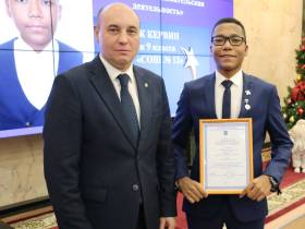 Лучшие школьники награждены премией «Время достойных»