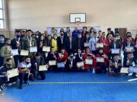 Участники Чемпионата Узбекистана по мас-рестлингу приветствуют друзей по всему миру