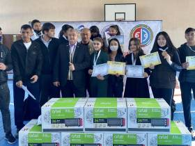 Участники Чемпионата Узбекистана по мас-рестлингу приветствуют друзей по всему миру