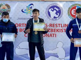 Участники Чемпионата Узбекистана по мас-рестлингу приветствуют друзей по всему миру