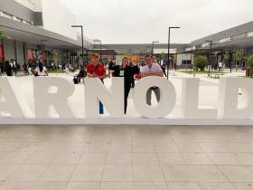 Арнольд Шварценеггер аплодирует мас-рестлерам в Сан Паулу