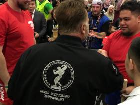 Арнольд Шварценеггер дал старт соревнованиям мас-рестлеров в Австралии