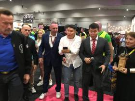 Арнольд Шварценеггер дал старт соревнованиям мас-рестлеров в Австралии