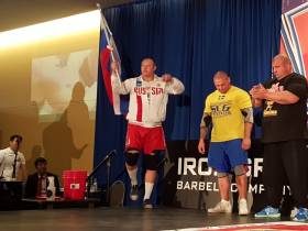 Арнольд Шварценеггер в восторге от мас-рестлинга.