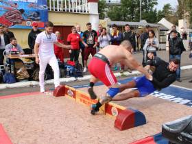 В Москве в честь Дня города проведен турнир по мас-рестлингу. Фото