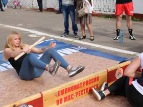 В Москве в честь Дня города проведен турнир по мас-рестлингу. Фото